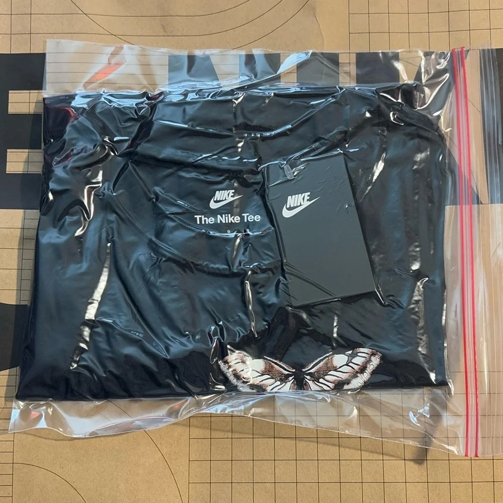 Nike Sportswear Swoosh Graphic logo tee
